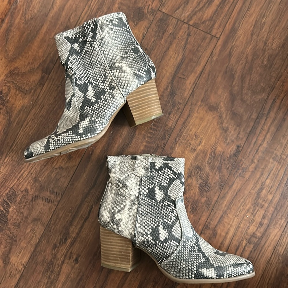 Carlos Santana snake print boots. Sz 9. Like new.